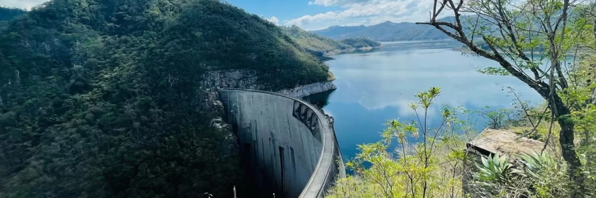 Represa Hidroeléctrica El Cajón, una obra de ingeniería y centro turístico conocido.