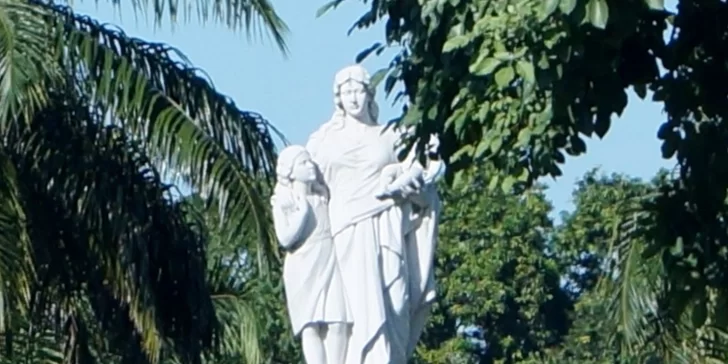 El Monumento a la Madre en San Pedro Sula. Una obra que destaca la figura materna en la sociedad hondureña.